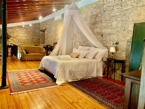 2 bedrooms, travel cot, free WiFi, bed sheets