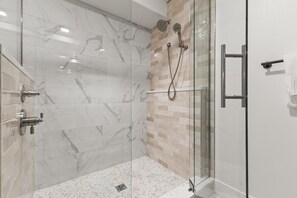 Combined shower/bathtub, hair dryer, towels - Summer Special! Fully Remolded Ground Floor Condo, Walk to Base, Ski In/Ski Out (Steamboat Springs)
