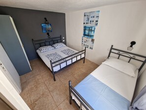 2 makuuhuonetta, tallelokero huoneessa, silitysrauta/-lauta