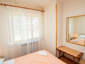 1 dormitori, planxa i posts de planxar, Internet i roba de llit