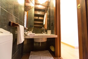 Regadera, secadora de cabello, bidet, toallas 