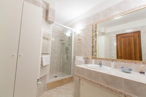 Een douche, een haardroger, een bidet, handdoeken
