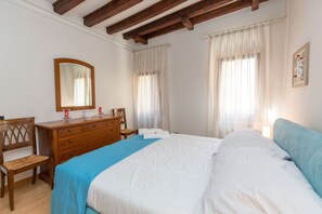 2 slaapkamers, een strijkplank/strijkijzer, gratis wifi, beddengoed