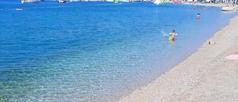 Una spiaggia nelle vicinanze
