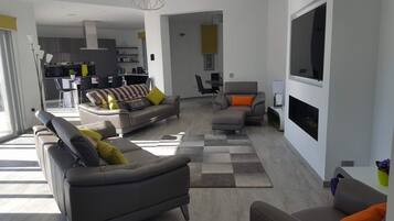 Een smart-tv, een open haard, boeken en een muziekbibliotheek