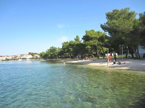 بالقرب من الشاطئ