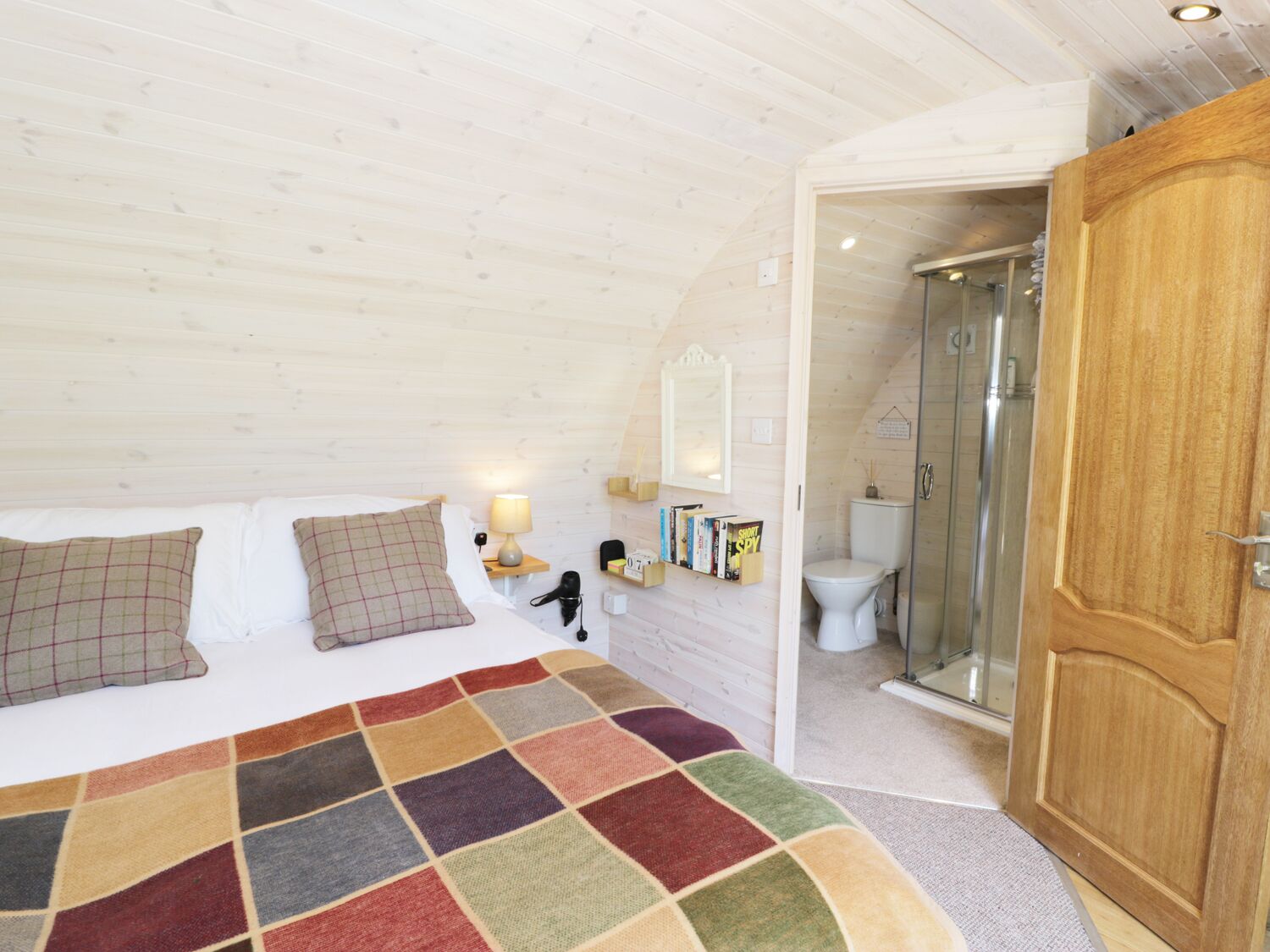 IDRIS POD, pet friendly, luxury holiday cottage in St Asaph