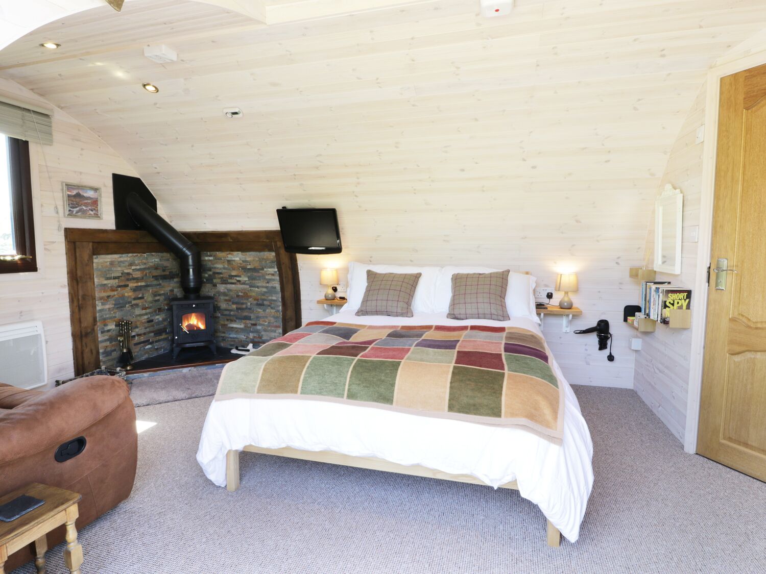 IDRIS POD, pet friendly, luxury holiday cottage in St Asaph