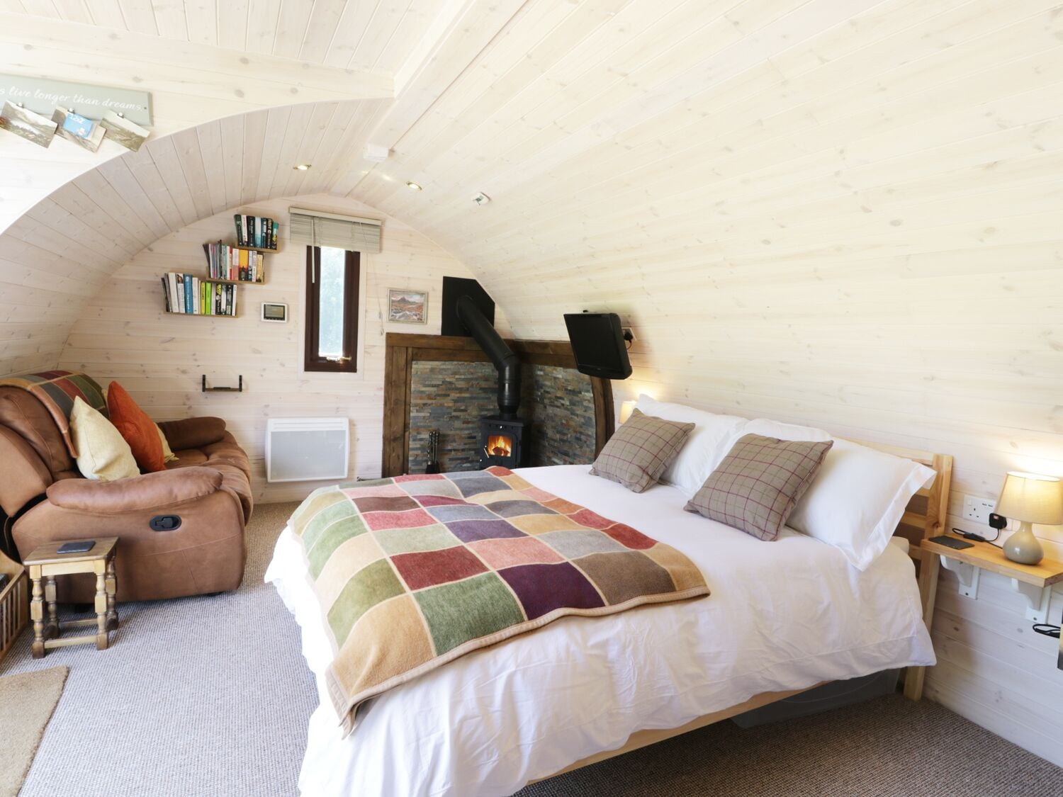 IDRIS POD, pet friendly, luxury holiday cottage in St Asaph