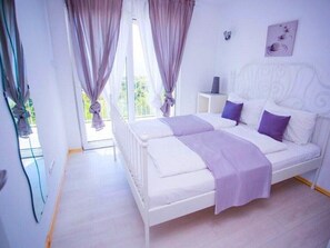 3 quartos, acesso à internet, roupa de cama