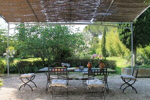 تناول الطعام بالخارج