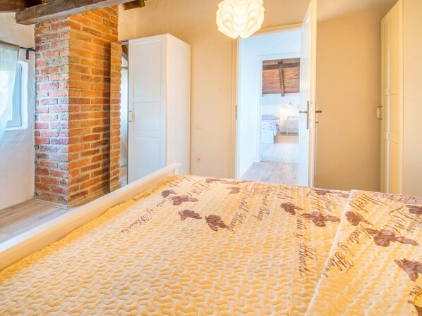 4 bedrooms, internet, bed sheets