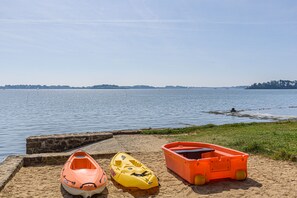 På stranden