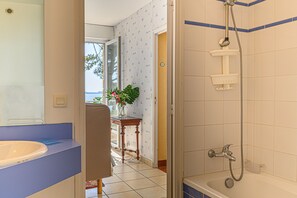 Bathtub, hair dryer, toilet paper - House / Villa - Larmor Baden (Larmor-Baden)