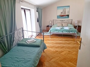 2 bedrooms, internet, bed sheets