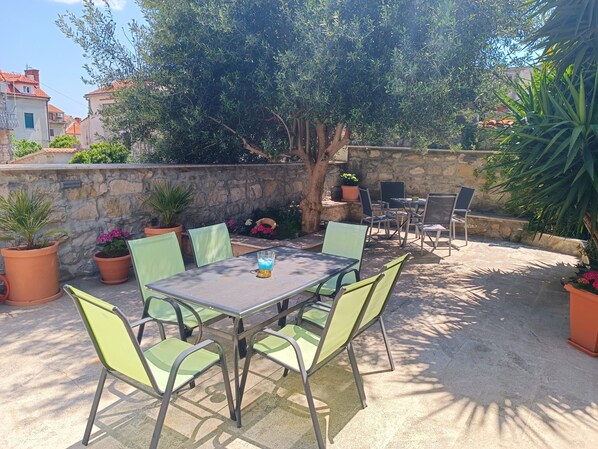 Outdoor dining - Apartments Slavica, (14202), Split, hr (Split)