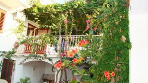 Property grounds - Apartments Radislav, (10951), Vis, hr (Vis)
