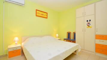 2 slaapkamers, een strijkplank/strijkijzer, internet, beddengoed