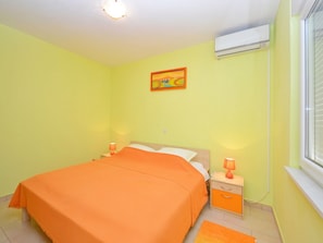 2 bedrooms, iron/ironing board, internet, bed sheets