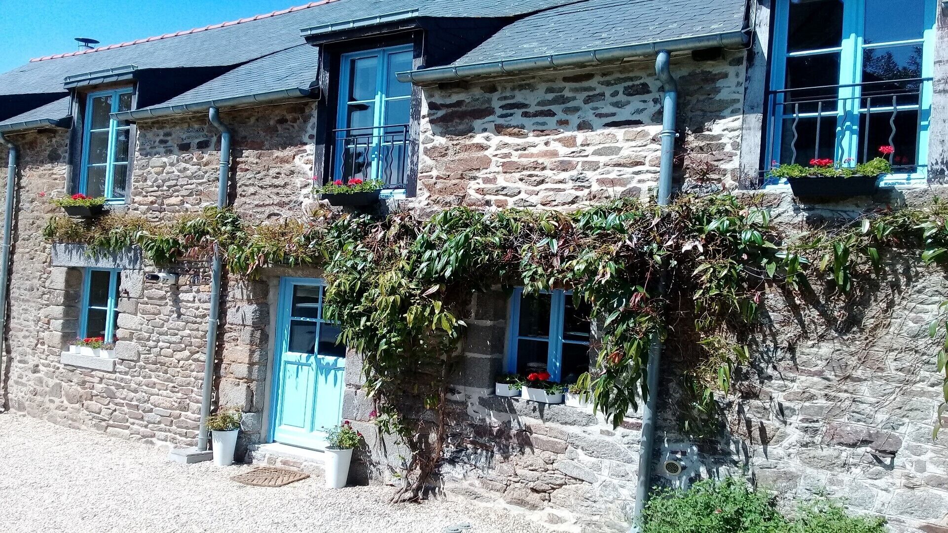 Country Gite (2 Bedrooms, Sleeps 4) Near Dinan