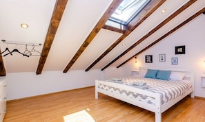 4 habitaciones, tabla de planchar con plancha, internet y ropa de cama 