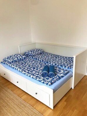 1 bedroom, internet, bed sheets