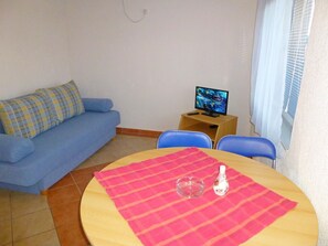 TV - Apartments Mauro, (15218), Omišalj, hr (Omišalj)