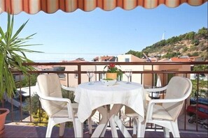 Outdoor dining - Apartments Anesa, (13864), Podgora, hr (Podgora)