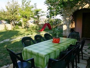 Outdoor dining - Apartments Sanja, (15533), Pag, hr (Pag)