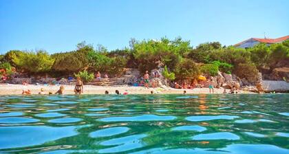 Apartments Ennio, (9950), Povlja, hr