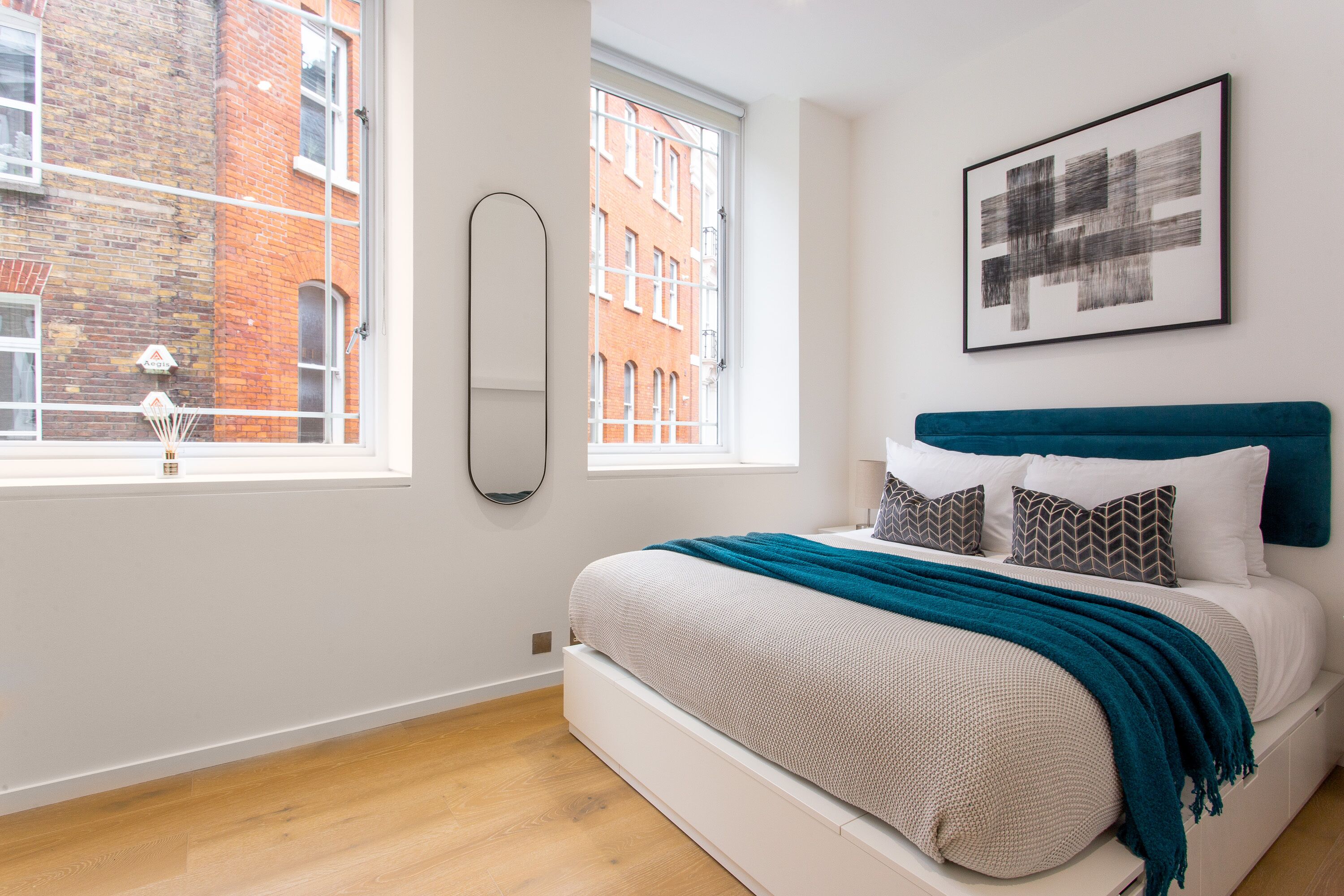 Une chambre moderne avec un lit, une fenêtre et une vue sur la ville.