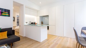 A modern apartment with a kitchen, dining area, and living space. - 2 Bed 2 Bath Apartment Off Regent Street (London)