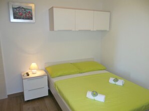 1 bedroom, Internet, bed sheets - Apartments Mile, (15331), Šibenik, hr (Šibenik)