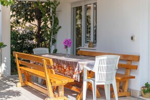 تناول الطعام بالخارج