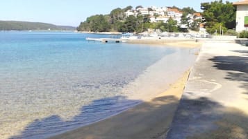 Una spiaggia nelle vicinanze