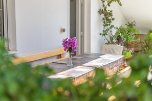 Outdoor dining - Apartments Rezika, (14126), Palit, hr (Palit)