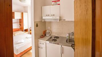 Fridge, cookware/dishes/utensils