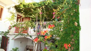 Property grounds - Apartments Radislav, (10952), Vis, hr (Vis)