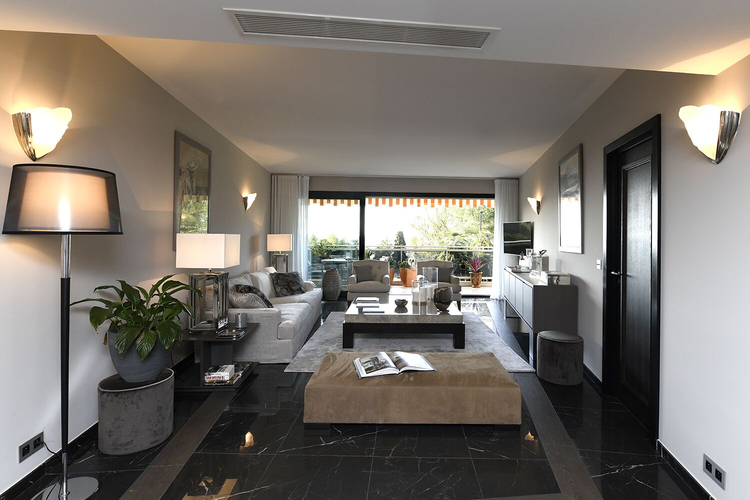 Televisie, een dvd-speler, boeken en een muziekbibliotheek