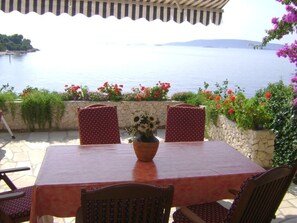 Outdoor dining - Holiday home Zdenka, (3431), Okrug Donji, hr (Okrug Donji)