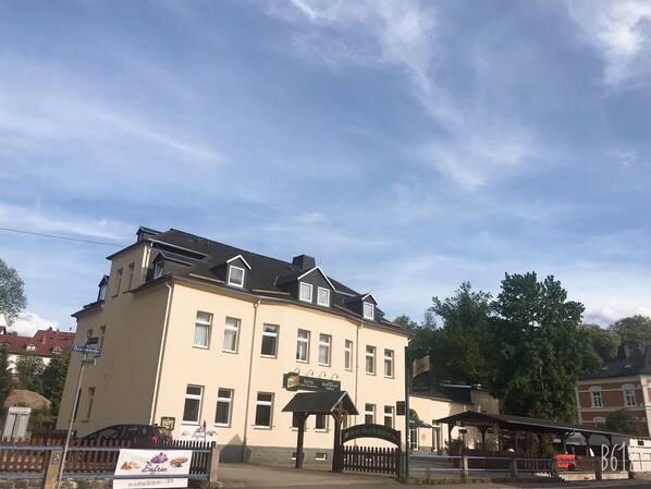 A two-story building with a sign for 'Hotel Haus Schematrial'. - Haus Schlematal Hotel und Restaurant (Aue-Bad Schlema)
