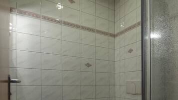 Dusche, kostenlose Toilettenartikel, Haartrockner, Handtücher