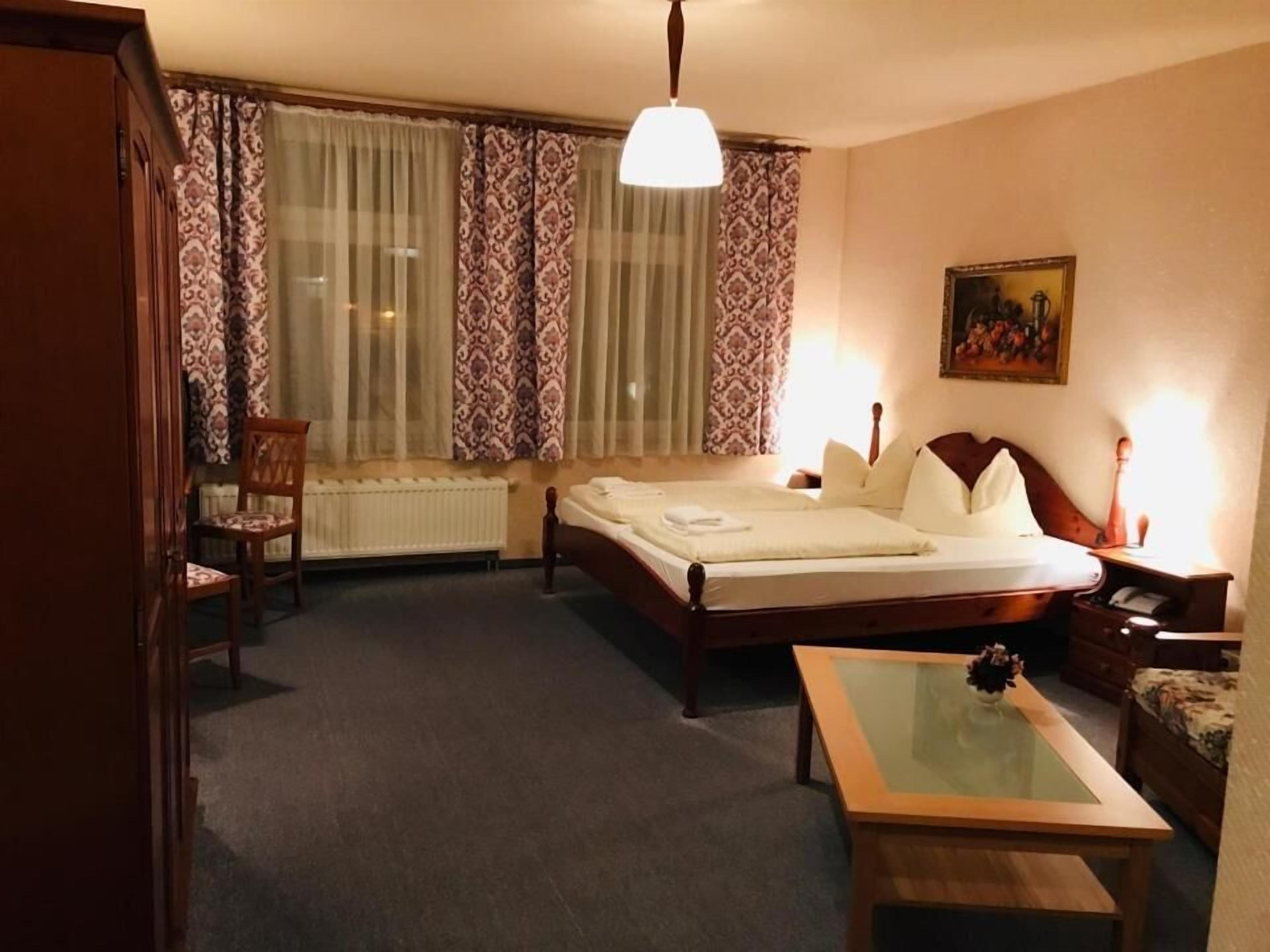 1 Schlafzimmer, hochwertige Bettwaren, Schreibtisch, kostenloses WLAN