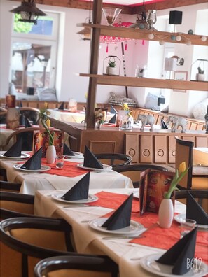 Petit déjeuner buffet (9.50 EUR par personne)