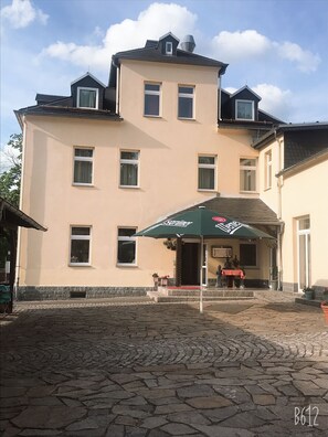 Front of property - Haus Schlematal Hotel und Restaurant (Aue-Bad Schlema)