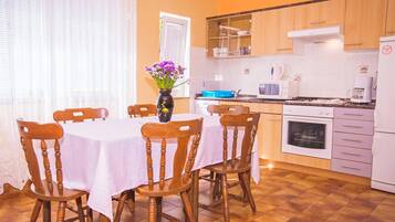 Køleskab, mikrobølgeovn, ovn, køkkentøj/tallerkener/redskaber