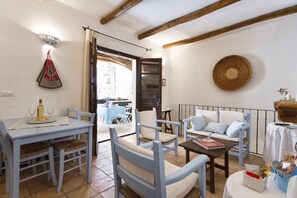 Dining - Ancient Stone Houses: Color'e Cielu (Baunei)