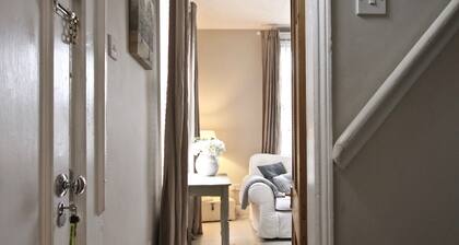 KAUNIS VICTORIAN HOME. Central City, Charming & Cosy. Erittäin erikoinen paikka.