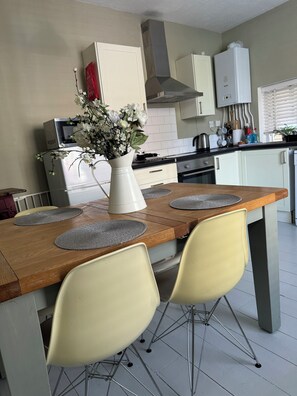 Een koelkast, een microgolfoven, een oven, een kookplaat