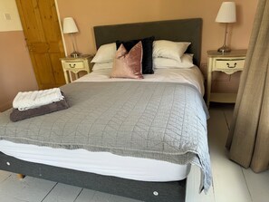 2 slaapkamers, een strijkplank/strijkijzer, reisbedje, gratis wifi